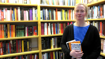 Bibliotekarie Anna Söderström på Munksnäs bibliotek.
