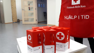 Insamlingsbössor till Röda Korset.