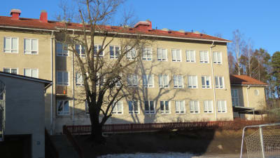 En skola i tre våningar byggd på 1940-talet i Karis.