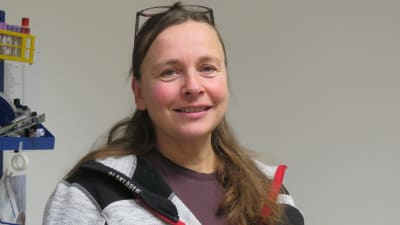 Bild på veterinär Heidi Rosengren i hennes smådjursklinik.