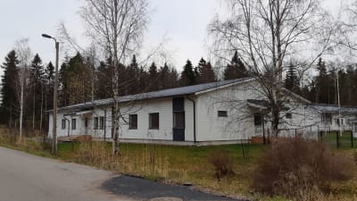 Ett vitt envåningshus som kan användas för att vårda invånare i Ingå.
