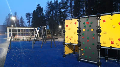 Skolgård vid Chydenius skola.