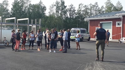 Passagerar från M/s Mässkär väntar på busstransport vid Ådö fiskehamn.