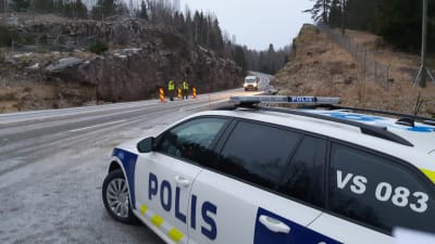En polisbil vid gränsen Nylaand Egentliga Finland.