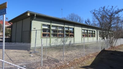 Ett grönt och ganska lågt trähus, Hangöby skola.