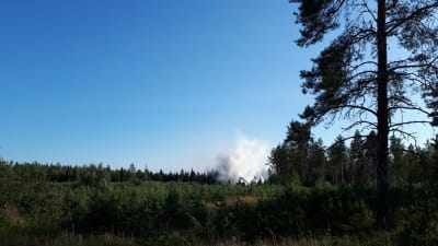 Rök från en brand på Söderfjärdsvägen i Malax.