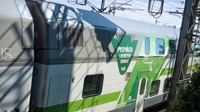 Intercitytåg i vitt och grönt.