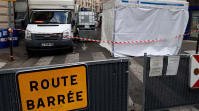 Hela gatan Rue Mignon i Saint-Germain kvarteret i Paris ser ut som ett slagfält med alla lastbilar och ingredienser som behövs för tillverkningen av handspriten.