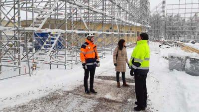 Sebastian Hallén, Aija Aunio och Peter Bergman kollar in nybygget av Kyrkfjärdens skola i Ingå kyrkby.