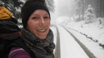 Ulrika Fellman ute i skogen.