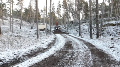 En grävmaskin på vägen till restaurangen i Bergvalla.