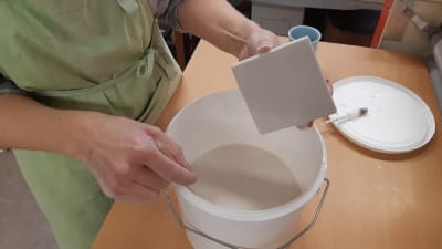 En kakelplatta har doppats i glasyr.