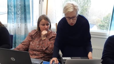 Förretagarna Susse Ekström och Virve Haahti lär sig hur Tripadvisor fungerar.