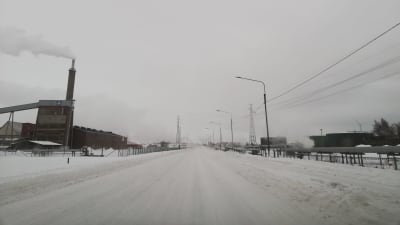 Vinterväg i fabriksområde.