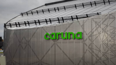 En stålbyggnad med Carunas gröna logotyp. 