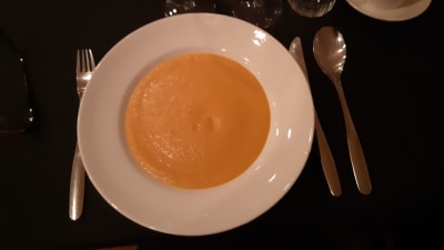 En tallrik med soppa som kunde avnjutas till en teaterföreställning i Tenala.
