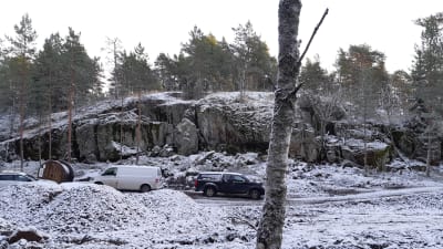 En parkering vid ett högt berg. Där ska de som hyr fritidsbostäder i Bergvalla lämna sina bilar.