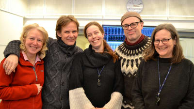 skådespelarna-musikerna Carita Holmström, Tom Salomonsen, Martina Roos, Niklas Häggblom och regissören Anna Simberg.