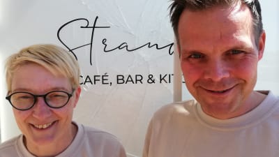 Krögarna Petra och Mats Rehnström står på trappan till sin nya restaurang Stranden i Hangö.