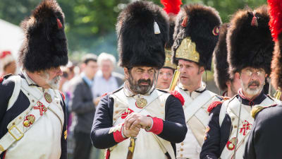 Utklädda människor som återskapar slaget vid Waterloo 1815.
