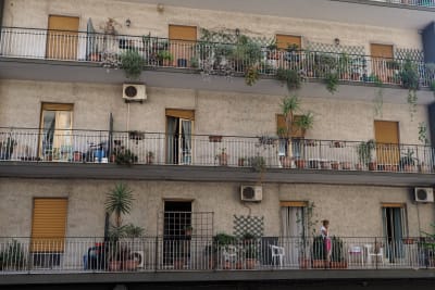 Skyddhemmet ligger i ett alldeles vanligt våningshus i Catania.