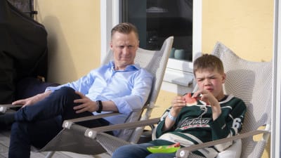 Oliver med pappa Mika i familjens hem på Lidingö.