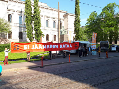 Demonstranter utanför Ständerhuset