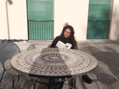 Anna Di Palma läser en bok på en balkong i studentlägenheten i Pisa. Cirka 20 procent av dem som studerar vid Scuola Superiore Sant’Anna valde att tillbringa karantäntiden i studiestaden.