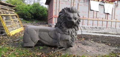 Staty av ett lejon i en park. "Finlands lejon" i Monrepos, Viborg.