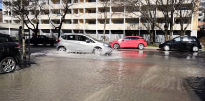 Översvämning orsakad av ett vattenläckage på Kinakvarnsgatan i Åbo.