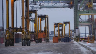 Containerlyftare i Kotka hamn.