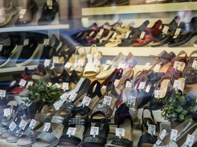 Många par skor i ett butiksfönster.  