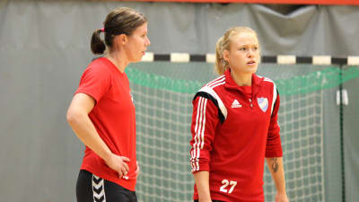 Linda Cainberg och Johanna Hilli inför säsongen 2017-18.