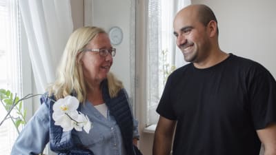 invandrare ler mot finländsk stödmamma