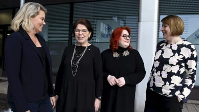 Anne Sainila-Vaarno, Silja Paavola, Millariikka Rytkönen och  Else-Mai Kirvesniemi står och pratar utomhus.