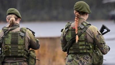 Två kvinnor som gör frivillig militärtjänst.