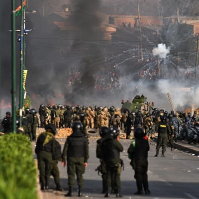 Polisen försöker stoppa demonstranter i Bolivia.