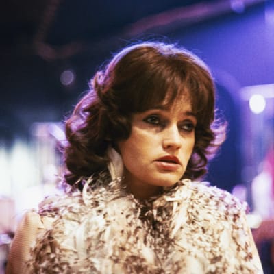 Irina Milan esittää alkoholisoituvaa iskelmälaulajaa tv-elokuvassa Onnentyttö (1983).