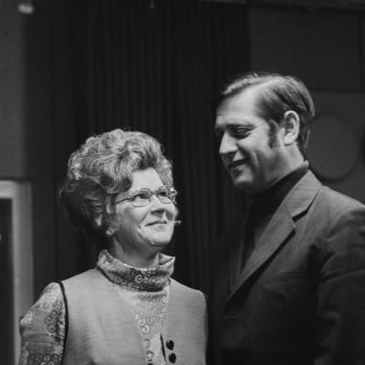 Näyttelijät Irma Loikkanen ja Pentti Laurio kuunnelmasarjasta Kauppisen pariskunta. Kuva vuodelta 1971.