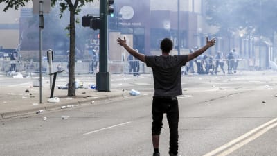 Människor protesterar 27.5.2020 mot polisbrutaliteten efter att George Fluys misshandlats till döds av en polis i Minneapolis. 