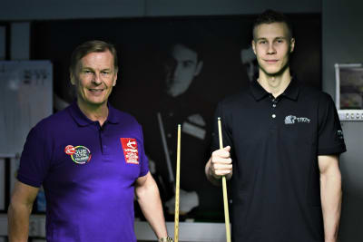 Aki Kauppinen och Heikki Niva i en snookersal.