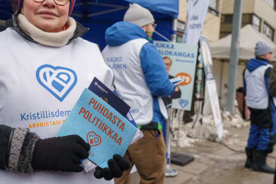 Valkampanj vid Kristdemokraternas valtält. 