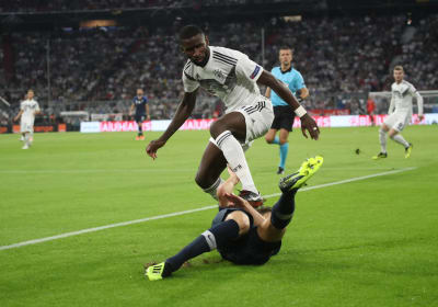 Antonio Rüdiger föll illa på Benjamin Pavard.