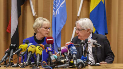 Sveriges utrikesminister Margot Wallström och FN:s Jemensändebud Martin Griffiths under den gemensamma presskonferensen på torsdagen 6.12.