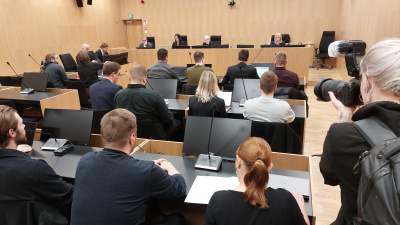 Full sal då rättegången inleds på Västra Nylands tingsrätt.