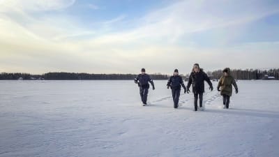 Poliser traskar på isen i tv-serien Sorjonen. 