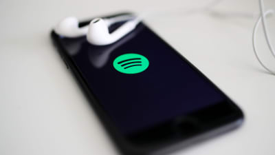 Bild på telefon med en Spotify-logo på skärmen.