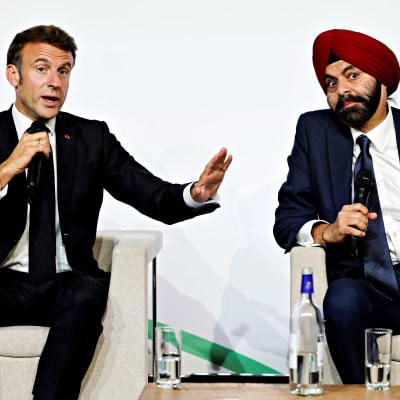 Emmanuel Macron ja Ajay Banga keskustelivat New Global Financial Pact Summit -tapahtumassa 22. kesäkuuta 2023.