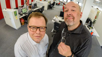 Patrik Schauman och Marcus Rosenlunds promofoto för podden Besserwisser. Fotat uppifrån i redaktionslandskapet.
