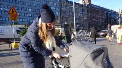 Hanna Ekqvist med barnvagn i Helsingfors.